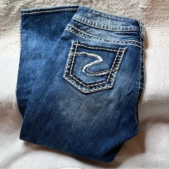 Women’s Silver Jeans Co. 
Style: Suki Mid Capris - Picture 2 of 8